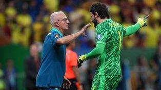 El entrenador Dorival Junior habla con Alisson Becker, el arquero de Brasil al que se le aplicó el protocolo Fifa por conmoción cerebral.