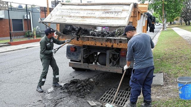 Limpieza de desagües. Reforzaron la limpieza de bocas de tormenta y canales para facilitar el escurrimiento del agua.