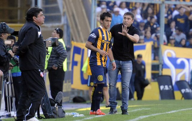El Chacho le da indicaciones al pibe Protti