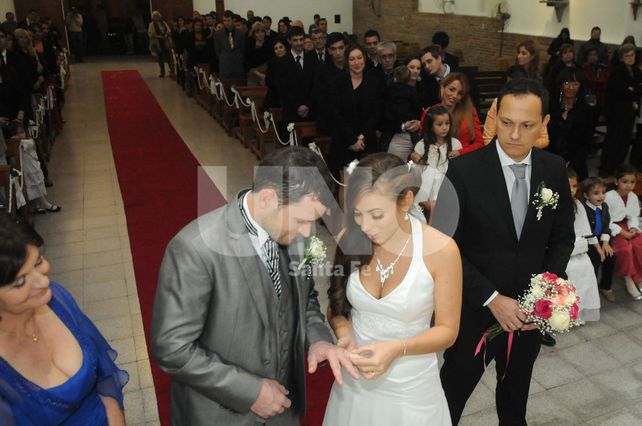 Ceremonia. La Iglesia de Fátima recibió a Fernando y Virginia. Las dudas se esfumaron y ambos vivieron un emotivo momento.