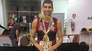 Luciano, con el trofeo obtenido el fin de semana. Nos preparamos para pelear todos los torneos, afirmó el jugador.