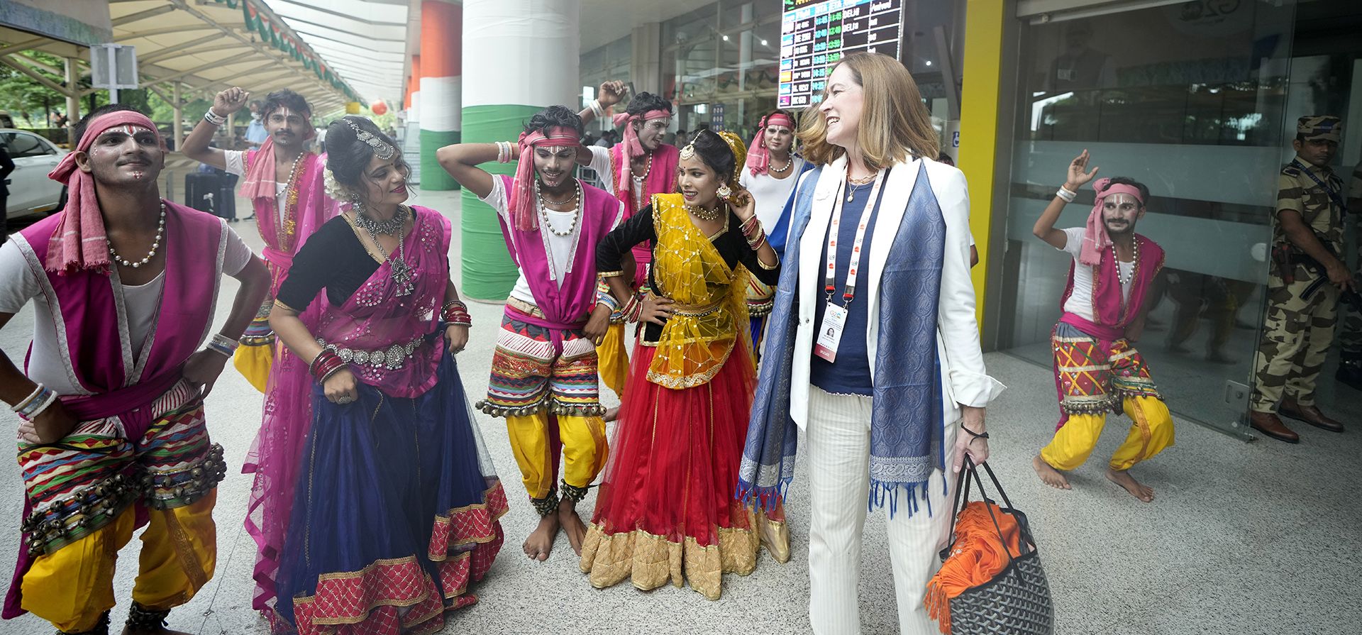 La subsecretaria de Estado de Estados Unidos para Asuntos Educativos y Culturales, Lee Satterfield, saluda a artistas folclóricos indios a su llegada a la cuarta reunión del Grupo de Trabajo sobre Cultura (CWG) del G20 en Varanasi, India, el viernes 25 de agosto de 2023. (Foto AP/Rajesh Kumar Singh) La subsecretaria de Estado de Estados Unidos para Asuntos Educativos y Culturales, Lee Satterfield, saluda a artistas folclóricos indios a su llegada a la cuarta reunión del Grupo de Trabajo sobre Cultura (CWG) del G20 en Varanasi, India, el viernes 25 de agosto de 2023. (Foto AP/Rajesh Kumar Singh)