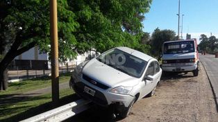 Perdió el control del auto y terminó sobre el guardarraíl