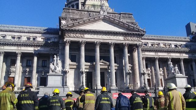 Bomberos voluntarios de todo el país abrazan el Congreso contra el ajuste y el desfinanciamiento