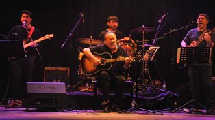 Litto Nebbia y su nueva banda. El artista confesó que era la primera vez que celebraba su cumpleaños con un show en la ciudad donde nació.&nbsp;