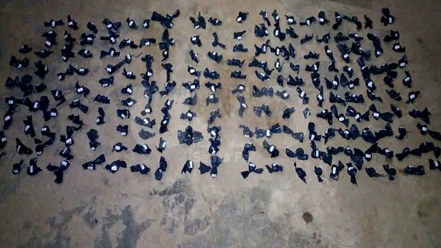 Cayeron tres presuntos vendedores barriales de drogas con un arma y droga