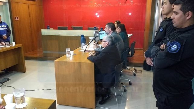 Nervioso. El cura estuvo incómodo con la presencia por algunos minutos de los medios. Foto: Javier Aragón