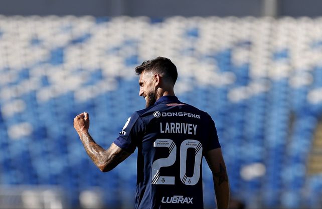 Universidad de Chile gana con los goles de Joaquín Larrivey Universidad de Chile gana con los goles de Joaquín Larrivey