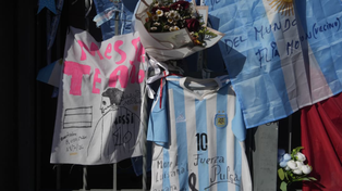 Desde La Bajada, Rosario abraza a Messi: flores y mensajes frente a la casa donde nació