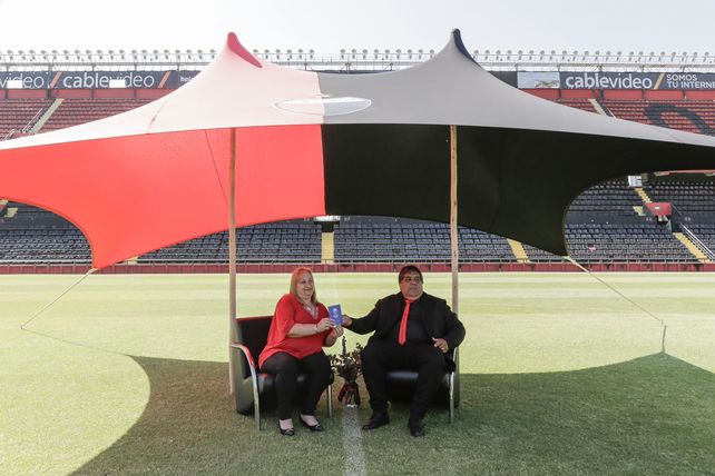 Diez parejas se casaron en el estadio del Club Atlético Colón