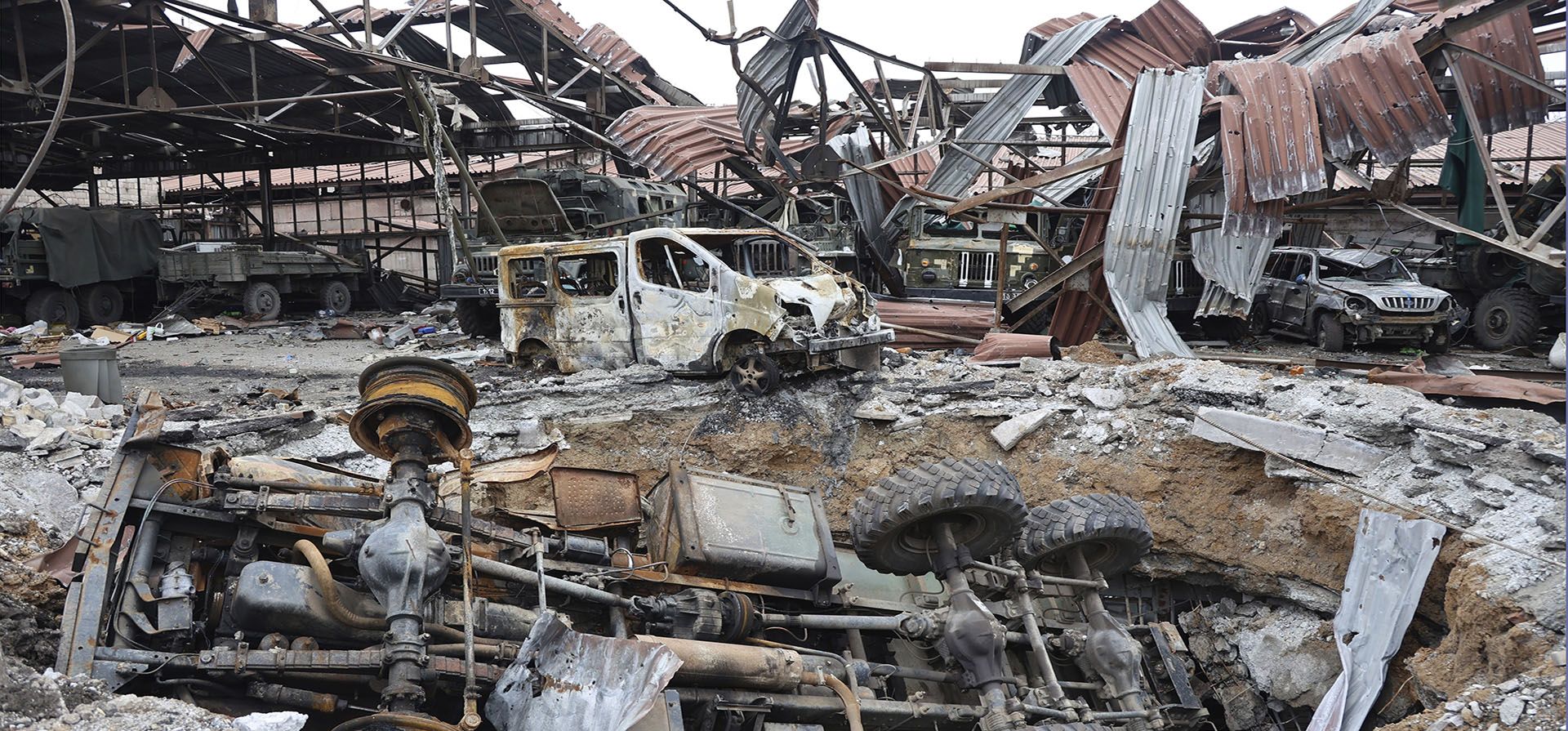 Una vista de la planta metalúrgica Illich Iron & Steel Works, la segunda empresa metalúrgica más grande de Ucrania, destruida durante una intensa lucha, en un área controlada por las fuerzas separatistas respaldadas por Rusia en Mariupol.  (Foto AP/Alexei Alexandrov, archivo)