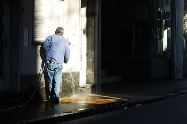 Se agregó un nuevo día permitido para lavar las veredas en la ciudad