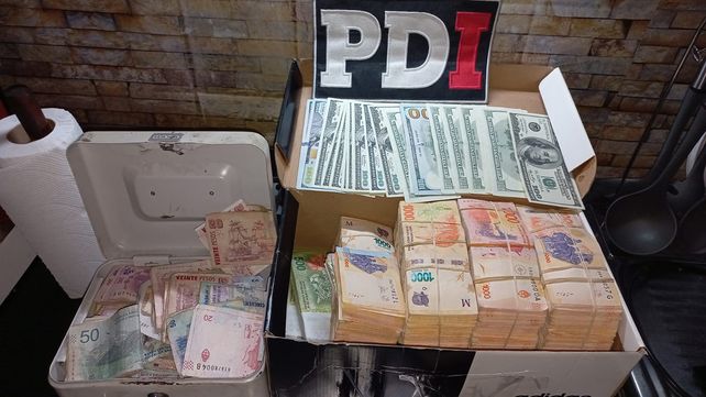 Cuatro millones de pesos y 2.500 dólares