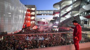 Gallardo salió a saludar a los hinchas de River.