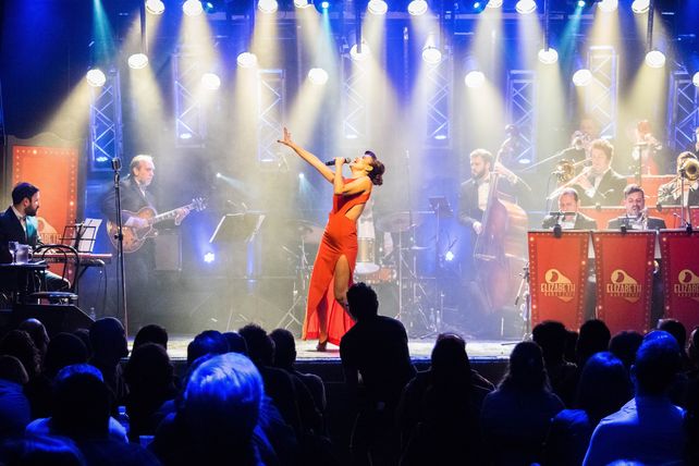 Elizabeth Karayekov, la bióloga que se animó al jazz