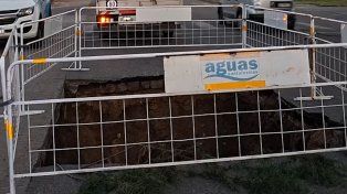 Cedió el asfalto y se abrió un pozo de tres metros en barrio Tablada