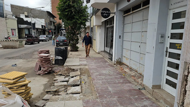 El intendente Leonardo Raimundo recorrió el nuevo tramo del paseo comercial de San Lorenzo.