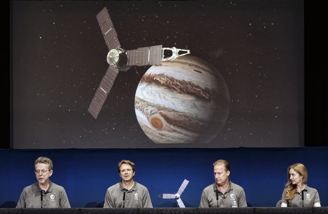 Conferencia de prensa brindada ayer por los mayores responsables científicos de la misión de Juno.
