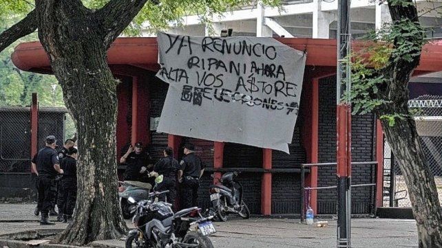 Un grupo de socios e hinchas de Newells pasó la noche en parte de las instalaciones y pide adelantar las elecciones.