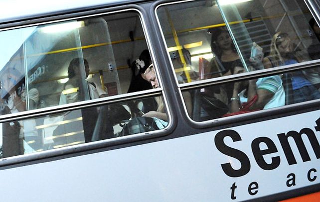 En marcha. El trasbordo implica una operación sencilla para el pasajero. (foto: Marcelo Bustamante)