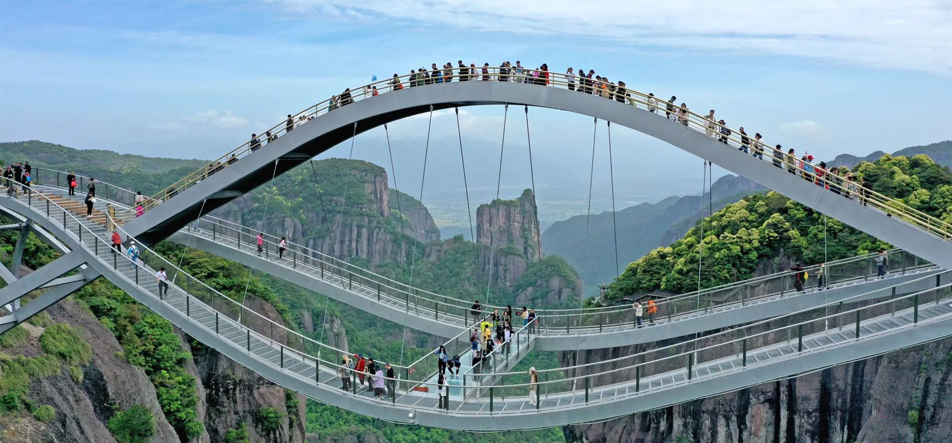 Taizhou, ChinaLos turistas caminan por el puente Ruyi en el área escénica de Shenxianju en la provincia de Zhejiang. Fotografía: VCG/Getty Images