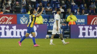 Malcorra celebra su gol, de penal, con el que Central selló el triunfo ante Vélez, en Liniers.