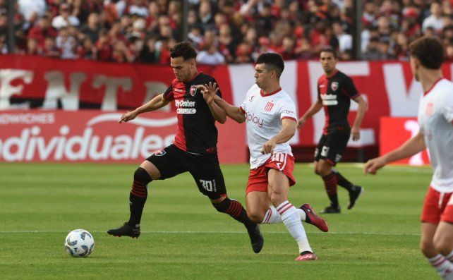 Cristian Ferreira intenta avanzar ante el pincha.