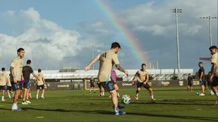 La pelota va hacia Lionel Messi, y lo miran Paredes, De Paul y Romero. Argentina se mide con Venezuela en Miami.