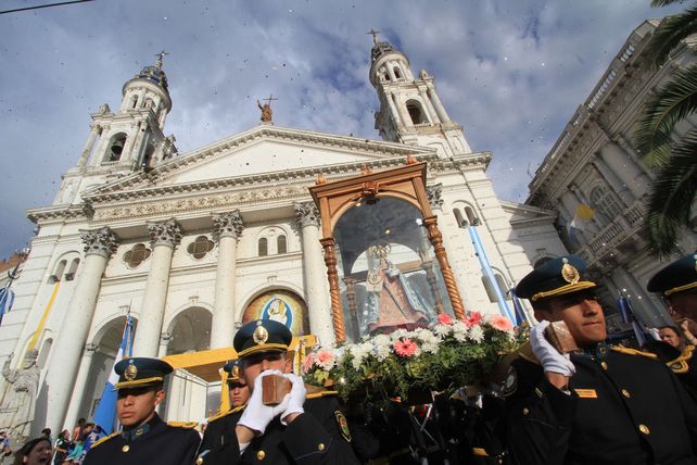 La virgen en la puerta de la catedral.&nbsp;