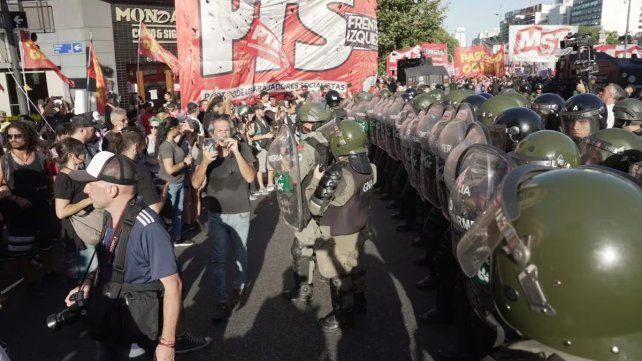 Fuerzas de seguridad avanzaron sobre manifestantes frente al Congreso