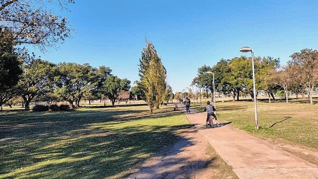 Sábado de restricciones: poca concurrencia en parques y paseos tradicionales de la ciudad