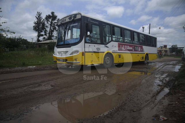 Intransitables. El coche de la Línea 11 inicia su recorrido por Malaver. La Salle y Aguado están en similar estado.