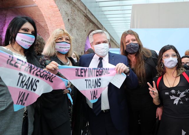 El presidente promulgó la Ley de promoción del acceso al empleo formal para personas travestis