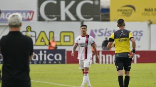 El uruguayo Fernández recibió la tarjeta roja en Junín.