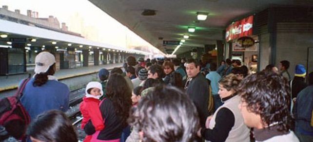 P&aacute;nico y 31 heridos al accidentarse un tren cerca de la estaci&oacute;n Once