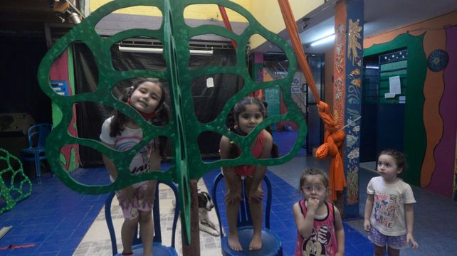 Un grupo de nenas junto al árbol desmontable donde se colocarán las fotos aportadas por vecinas y vecinos.