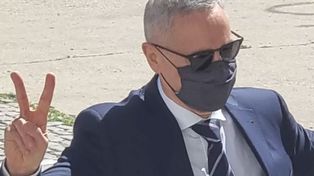 Sain llegó a la Legislatura saludando con los dedos en V.