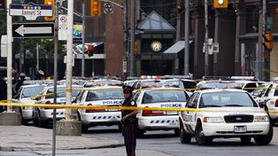 Un muerto y siete heridos en tiroteo en shopping de Canadá