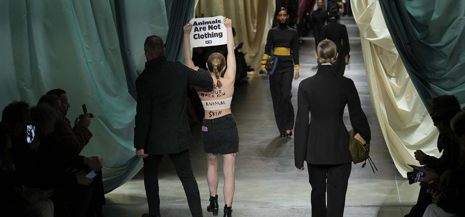 Una activista protesta durante la colección femenina Otoño-Invierno 2024-25 de Fendi presentada en Milán, norte de Italia, el miércoles 21 de febrero de 2024. (Foto AP/Antonio Calanni) Una activista protesta durante la colección femenina Otoño-Invierno 2024-25 de Fendi presentada en Milán, norte de Italia, el miércoles 21 de febrero de 2024. (Foto AP/Antonio Calanni)