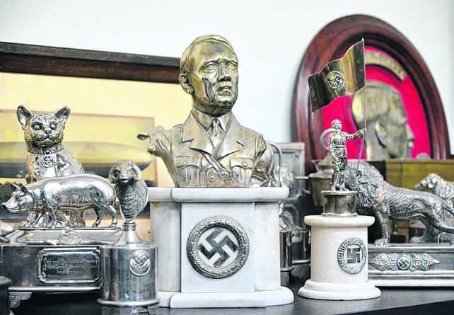 alemania nazi. Un busto de Hitler y otros clásicos del Tercer Reich.