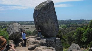 Fenómeno. La Piedra Movediza es un ícono tandilense que despierta curiosidad y comentarios de todo tipo entre los visitantes, quienes no dejan pasar la oportunidad de sacarse fotos para retratar el particular momento.