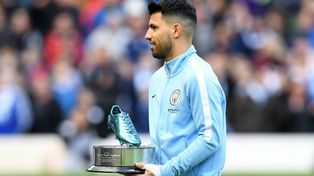 El Kun hizo un gol y se llevó un reconocimiento inolvidable por el récord en el City