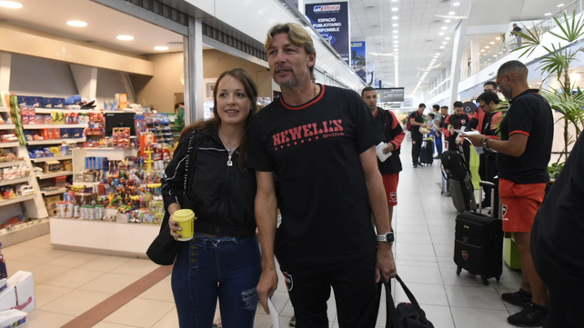 Gabriel Heinze posa junto a una simpatizante de Newell