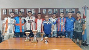 José Fuma Azoge junto a los capitanes de los clubes participantes de la Copa Ciudad de Recreo.