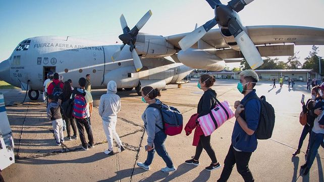 Llegaron dos Hércules de la FFAA con 140 argentinos repatriados de Perú
