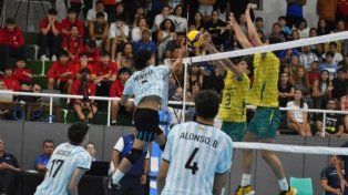 Bomba. Máximo Mendoza pegó el derechazo que la defensa brasileña intenta bloquear. Argentina cayó en la final del Sudamericano 1-3 (17-25, 25-22, 23-25 y 19-25).&nbsp;