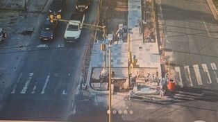 Violento asalto de motochorros a un hombre que salía de un banco en A. del Valle y Galicia