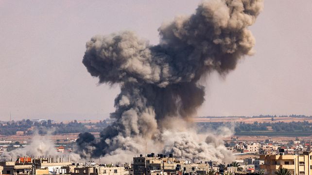 Palestinos de Gaza esperan ayuda en medio de hostilidades entre Israel y Hamas