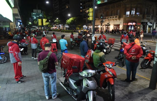 Repartidores se concentraron en las esquinas de Pellegrini y Mitre para reclamar medidas.