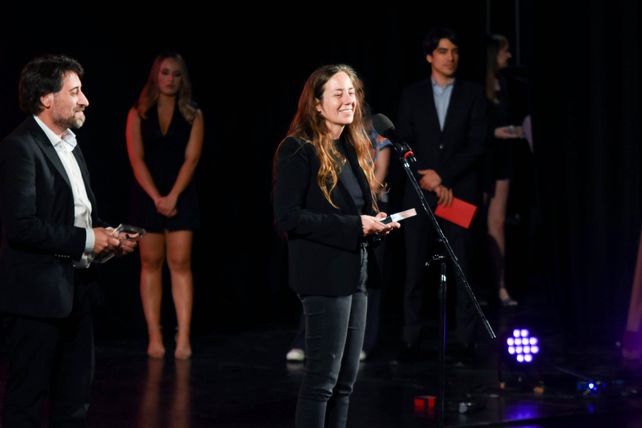 La directora Natalia Meta recibe uno de los galardones de su película El prófugo.